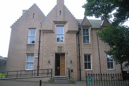 Kirkwall Sheriff Court by Nicholas Mutton, CC BY-SA 2.0, https://commons.wikimedia.org/w/index.php?curid=13651820
